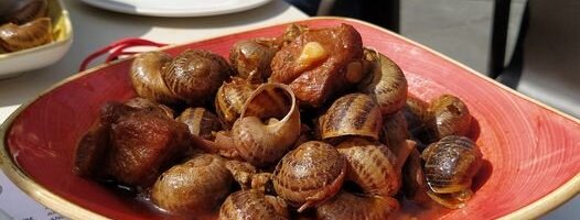ración de caracoles con costilla adobada