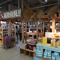 お土産コーナー 木目調のデザインでコンセプトに走ってます