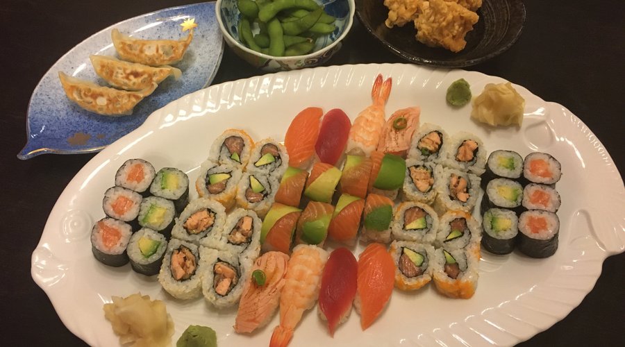 Das Sushi Ramen Pirates präsentiert Ihnen Ostermenü.
*Ab 30. März 2021 bis 05. April2021
Wir haben am Montag, den 05. April 2021 geöfnett !!

Zwar wird der Lockdown auch dieses Jahr die Osterfeiertage überdauern, aber das heißt noch lange nicht, dass Sie kein leckeres Sushi genießen können! Genießen Sie mit unserem bunten Oster-Spezial Ihre Feiertage entspannt Zuhause!

Bestellen Sie jetzt schon für Ihr Osterfest für 60€!
