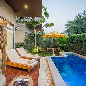 Pool villa deck, sunbeds and plunge pool