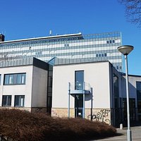Ansicht der Stadtbibliothek Salzgitter, Hauptstelle vor dem Rathaus in Lebenstedt