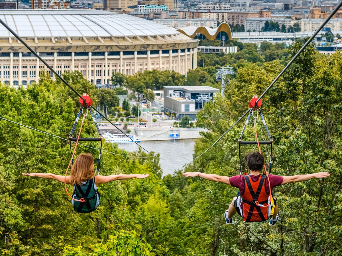 Куда пойти в москве. Скайпарк Москва Воробьевы горы. Воробьёвы горы зиплайн. Воробьёвы горы Москва зиплайн. ЗИП лайн Москва Воробьевы горы.