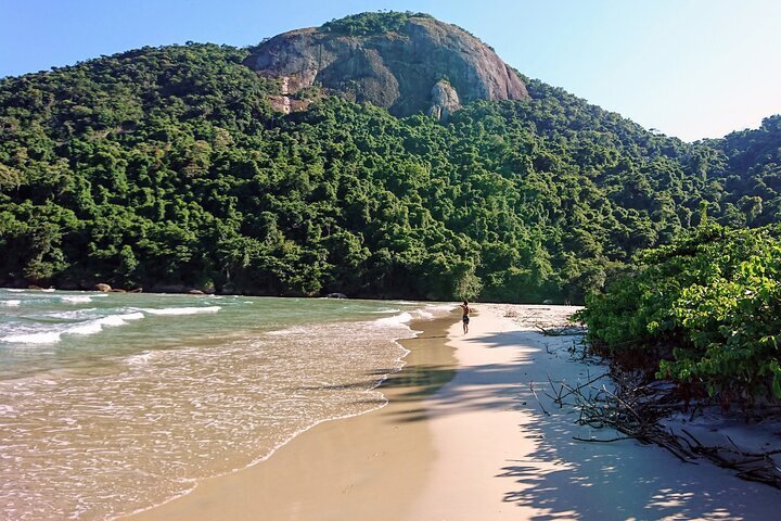 Paisagem natural pixelada com homem das cavernas perto de bônus de