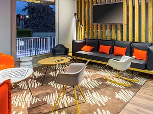 hotel restaurant Ibis Tarbes Odos in Odos, image may contain: Home Decor, Interior Design, Balcony, Furniture