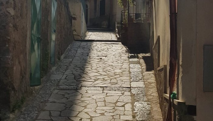 Uno dei tanti vicoli di Pizzo che dalla spiaggia conducono al centro storico