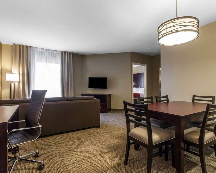 Comfort Suites Youngstown North - hotel rooms