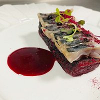 Lomo de caballa curado con torrija de biorche bañada en remolacha