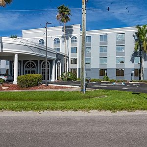 Best Western Fort Myers Inn & Suites in Fort Myers, image may contain: Hotel, Office Building, City, Inn