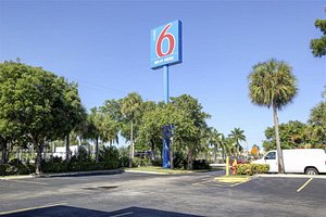 Motel 6 Lantana, FL in Lantana, image may contain: Hotel, Building, City, Tree