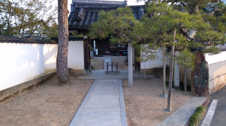 門前で