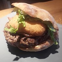 Suggestion du moment
Petit pain, steak, mayonnaise ketchup, oignons, cornichons, balcons, tomates, salades, croquette de mozzarella maison