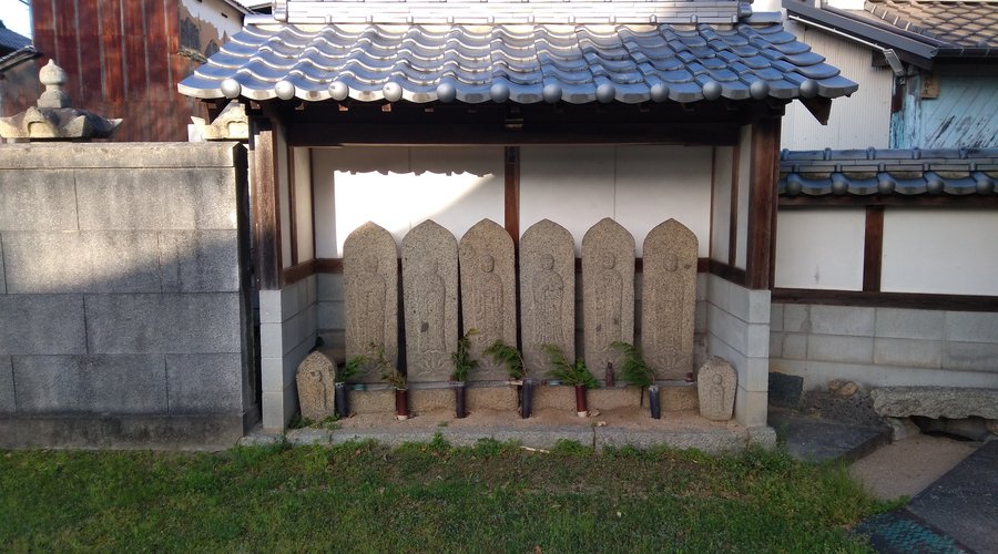 境内で