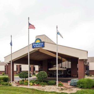 Welcome to the Days Inn and Suites Northwest