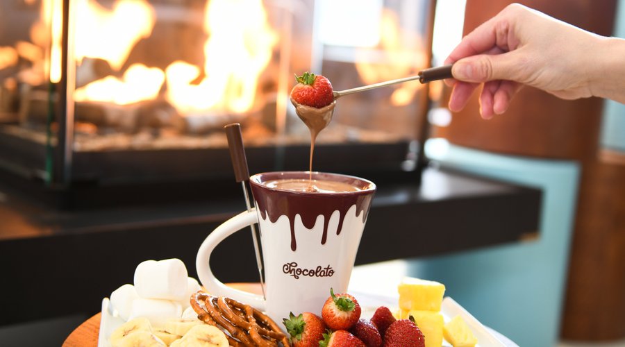 Our 16 different chocolate flavours allow you to create a unique chocolate fondue to complete a perfect romantic evening!
#fondue #chocolatefondue