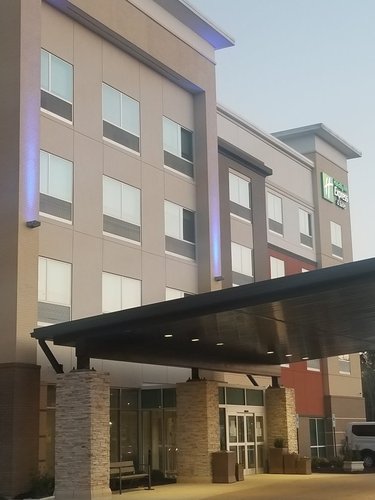 Holiday Inn Express & Suites Fayetteville South, an IHG Hotel image