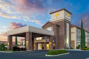 La Quinta Inn & Suites by Wyndham Paso Robles in Paso Robles, image may contain: Hotel, Building, Inn, City
