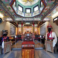 The temple with modern architecture after renovations owns old plaques dated back from the mid of Qing Dynasty to show its long history.