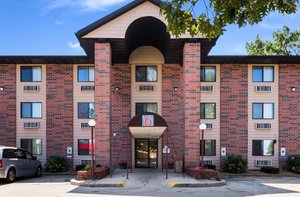 Motel 6 Prospect Heights IL in Prospect Heights, image may contain: City, Urban, Apartment Building, Hotel