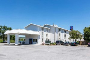 Motel 6 Omaha East - Council Bluffs in Council Bluffs, image may contain: Hotel, Building, Car, Vehicle