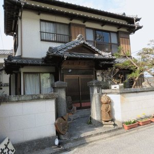 廻りに雑多なものが溢れている