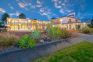 Whispering Sands Beachfront Motel in Gisborne, image may contain: Hotel, Villa, Neighborhood, Motel