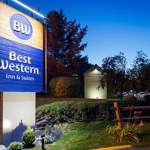 Best Western Inn & Suites Rutland-Killington in Rutland, image may contain: Grass, Hotel, Park, Sign