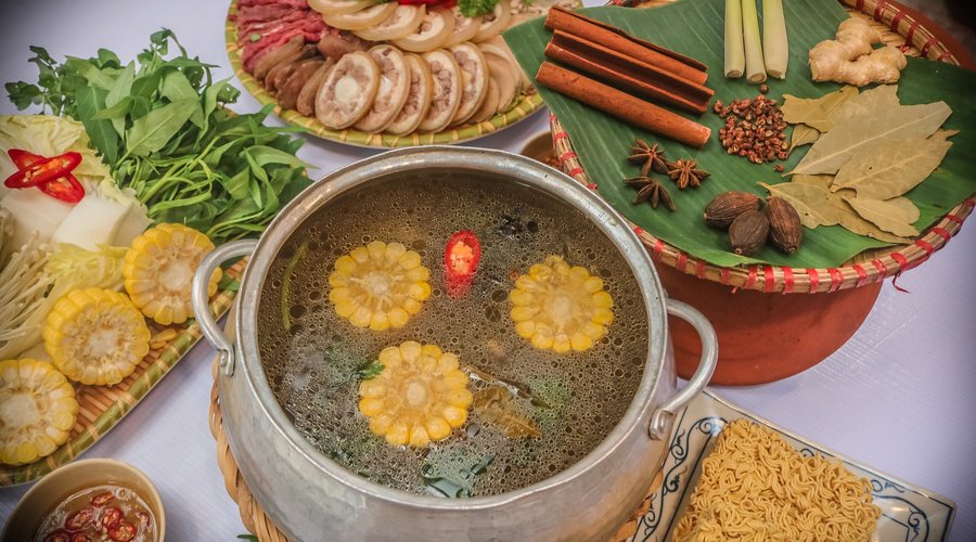 Lẩu đuôi bò với nước lẩu thanh thanh, hơi có vị thuốc bắc thơm lừng