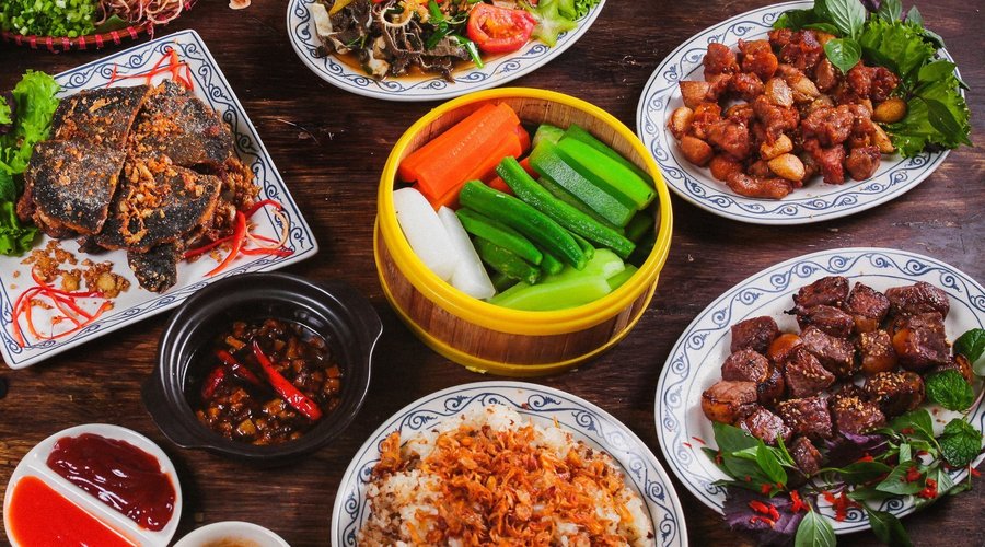 Combo vip, baba, bê chao Mộc Châu, xách bò, xôi chim, củ quả luộc chấm kho quẹt. 