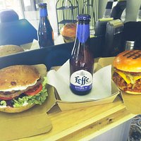 🐟 Avril ce n'est pas 1 !
mais 2 New'Dwich !!
🤷♀️ seul ou à partager 🙋♂️
➡️ à ma droite effiloché de porc mariné , oignons cuits , cheddar entouré d'un pain brioché 🍔
Sauce BBQ élaborée sur place 🏠
⬅️ à ma gauche steack haché , Crudités dans un pain de campagne customisé 🤭
Sauce ail 🧄 et fines herbes 🌿 toujours "HomeMade"
Toujours en partenariat avec Boulangerie Creation Gourmande par Éric et Marie Langlois
Et merci à SB studio coif' pour le pr