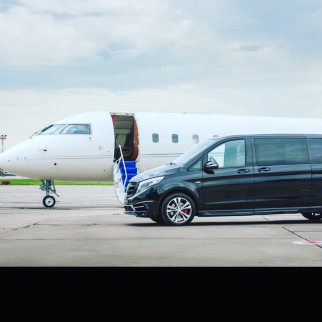Трансфер в аэропорт отзывы. Трансфер Мерседес Вито. V class Mercedes аэропорт. Mercedes Vito Airport transfer. Минивэн Мерседес трансфер