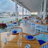 Nuestra terraza es el espacio preferido de nuestros clientes. Esta tiene todo lo que se necesita para pasar un momento memorable (buen ambiente, vista a la marina, un clima cálido y buenas vibras).