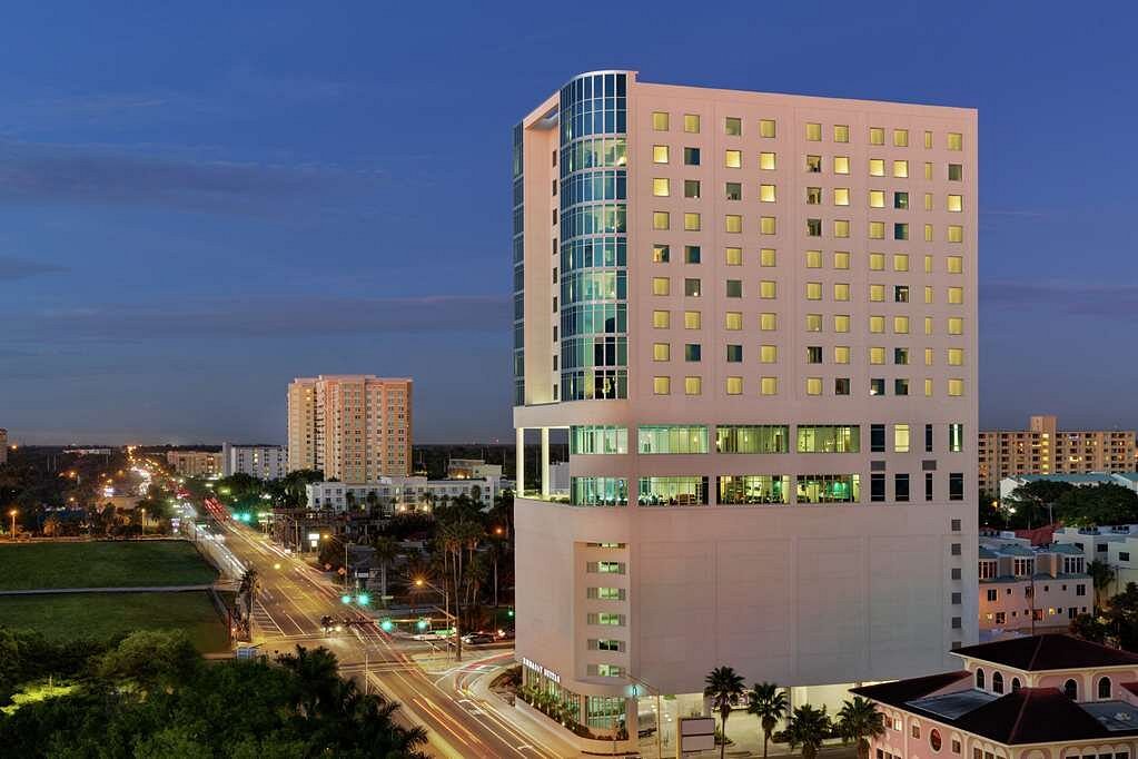 位于萨拉索塔的Embassy Suites by Hilton Sarasota