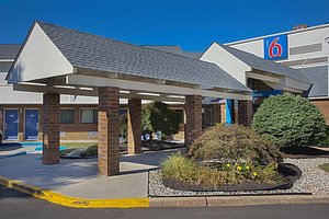 Motel 6 Piscataway (NYC Area) in Piscataway, image may contain: Hotel, Building, Architecture