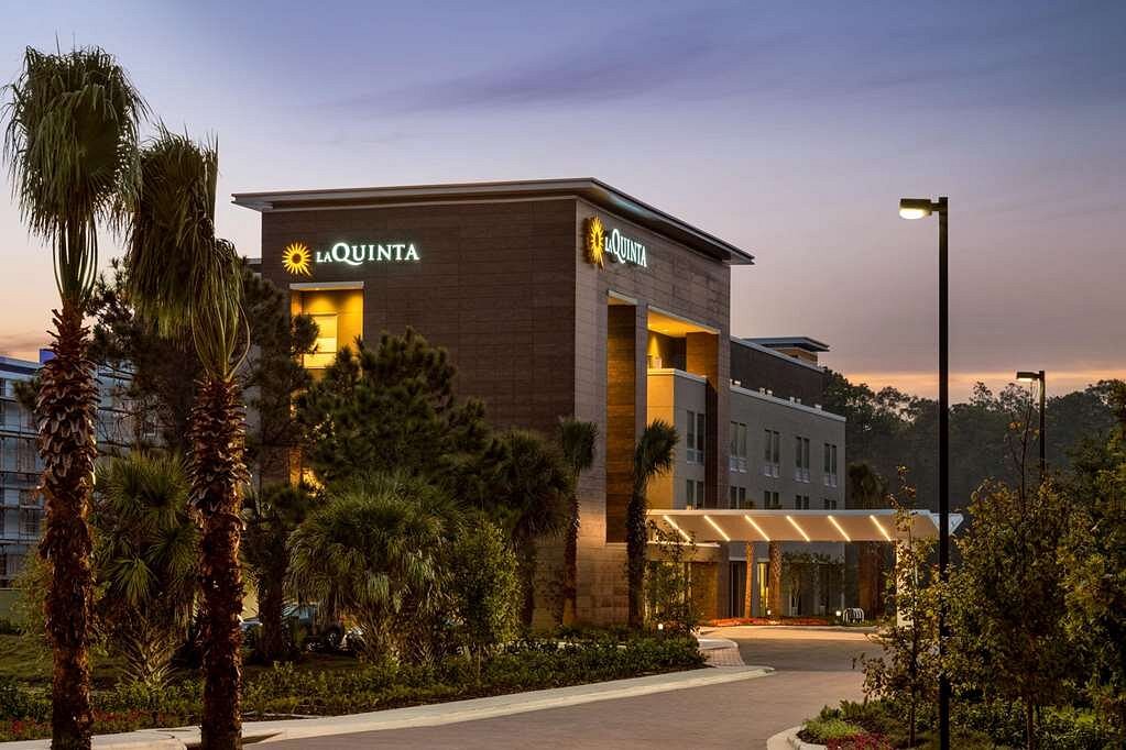 La Quinta Inn &amp; Suites by Wyndham Orlando - IDrive Theme Parks, hotel em Orlando