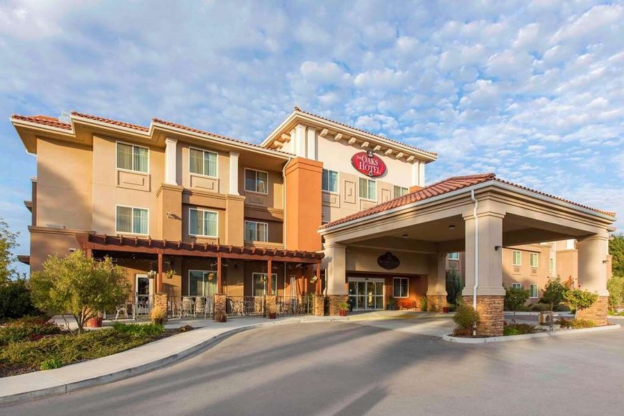 THE OAKS HOTEL & SUITES $109 ($̶1̶7̶5̶) - Updated 2021 Prices & Reviews ...