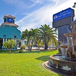 Americas Best Value Inn Ft. Myers in Fort Myers, image may contain: Villa, Hotel, Resort, Hacienda