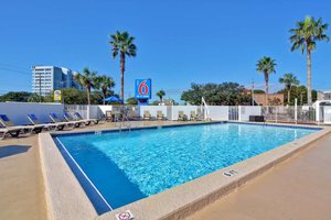 Motel 6 Destin in Destin, image may contain: Hotel, Resort, Pool, Swimming Pool
