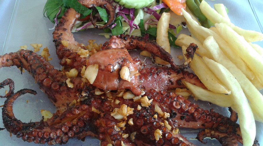 Pulpo entero  al mojo  de ajo, en exelente platillo lleno de sabor