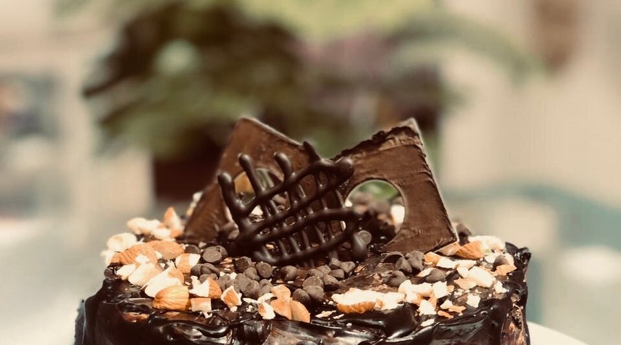 A 100% eggless bakery based in Rishikesh providing all kinds of bakery items such as customized cakes, donuts, pastries, cupcakes, cookies, pies, muffins, cake sickles, croissants, biscuits, brownies, macarons rolls, breads, ice-creams etc. We also provide personalized bakery gift hampers for occassions and festivals such as Holi, Diwali, Valentine's Day, Raakhi etc.