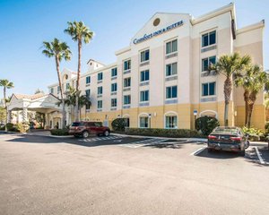 Comfort Inn & Suites Jupiter I-95 in Jupiter, image may contain: Hotel, City, Condo, Urban