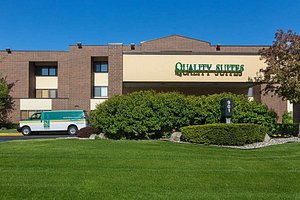 Quality Suites Hotel in Lansing, image may contain: Grass, Plant, Lawn