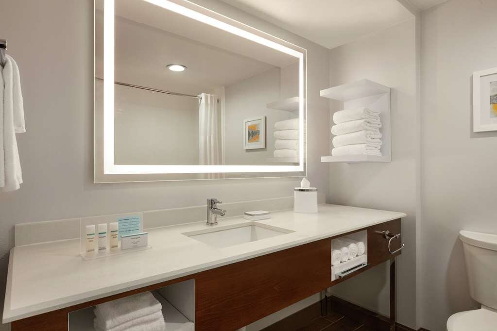 Hotel photo 40 of Hampton Inn Dulles-Cascades.
