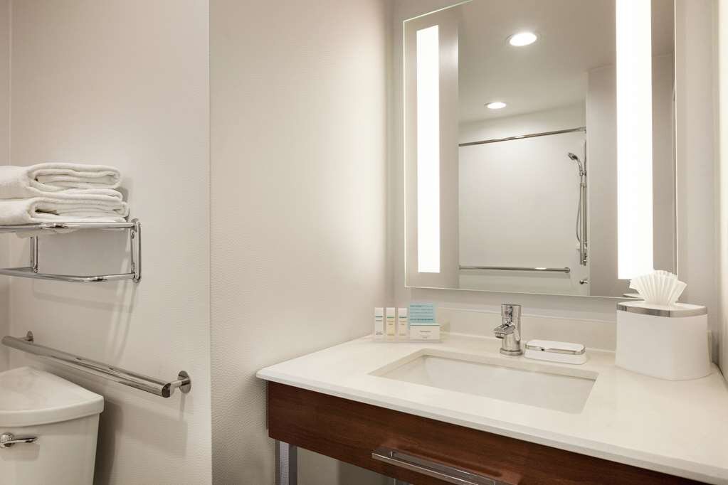 Hotel photo 30 of Hampton Inn Dulles-Cascades.