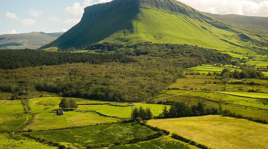 It's not hard to see why Ben Bulben is the stand out star of County Sligo. How many of YOU can say that you were the muse of famed poet W.B. Yeats? 🤓 #FillYourHeartWithIreland  📍 Ben Bulben, County Sligo  📸  instagram.com/brian_wellboy/