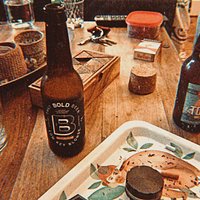 Excelente cerveza artesanal!! No os la perdáis si pasáis por Casteldefels. Se consigue en los bares y tienen tienda online. Un diez 👌🍻