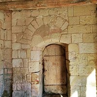 Les vitraux sont superbes, quatre d'entre eux évoquent le titulaire de l'église. Les voûtes en bois des deux vaisseaux apportent une certaine chaleur, les croisées d'ogives du chœur et des chapelles sont complexes, les clefs de voûtes magnifiques. Quelques décors sculptés, ou détails architecturaux, particulièrement le portail Sud, sont à découvrir.