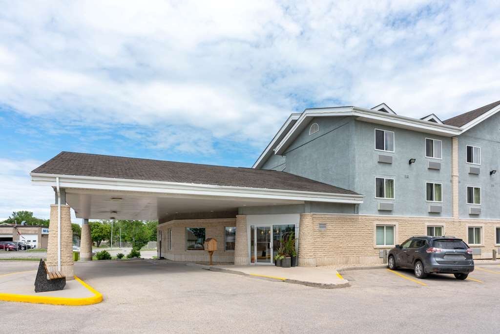 Super 8 by Wyndham Winnipeg West - UPDATED 2024 Prices, Reviews & Photos