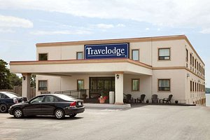 Travelodge Trenton in Trenton, image may contain: Hotel, Building, Car, Vehicle