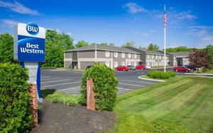 Best Western York Inn in York, image may contain: Hotel, Building, Car Dealership, Vehicle