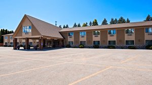 Best Western Maritime Inn in Sturgeon Bay, image may contain: Hotel, Building, Architecture